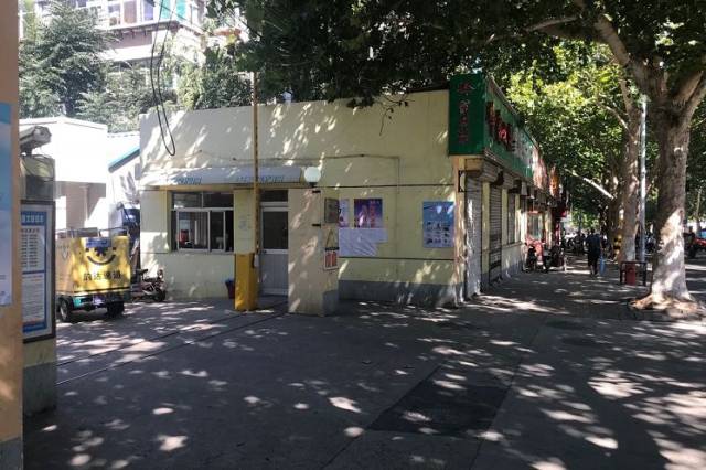 今天早上,在济南市历下区闵子骞路一单位宿舍传达室内 一名男子被人