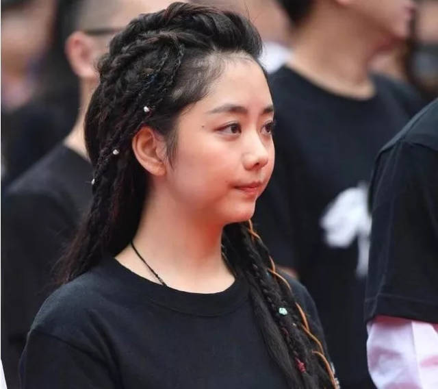 谭松韵的脏脏辫看起来并不是很适合她,垫底还是换回乖乖女的发型比较