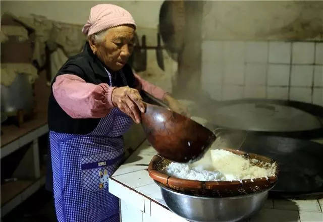 赣县70,80,90后还记得小时候妈妈教你砍柴,烧火,做饭的情景吗?
