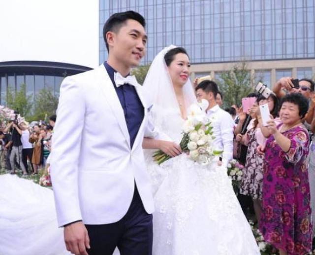 2003年,邓亚萍与同是乒乓球运动员的林志刚结婚,他们的孩子林瀚铭今年