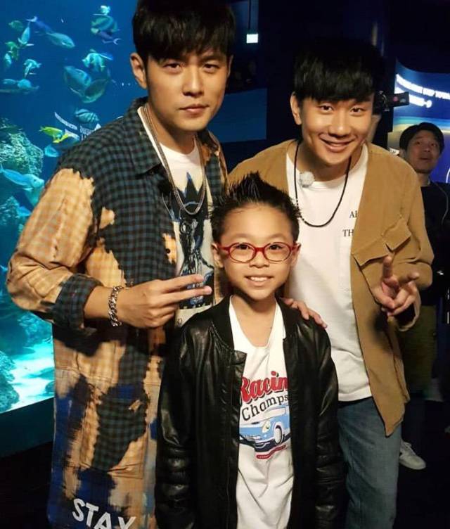网友新加坡偶遇周杰伦林俊杰同游 天王给小朋友变魔术