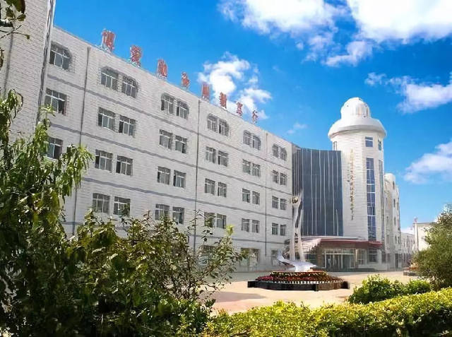 霍庄中学,位于天津市北辰区西堤头镇霍庄村, 始建于1997年8月,是由原