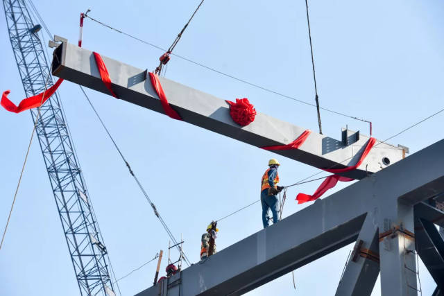 昨天上午9时16分,随着最后一根钢梁吊装到位,天津茱莉亚学院项目钢