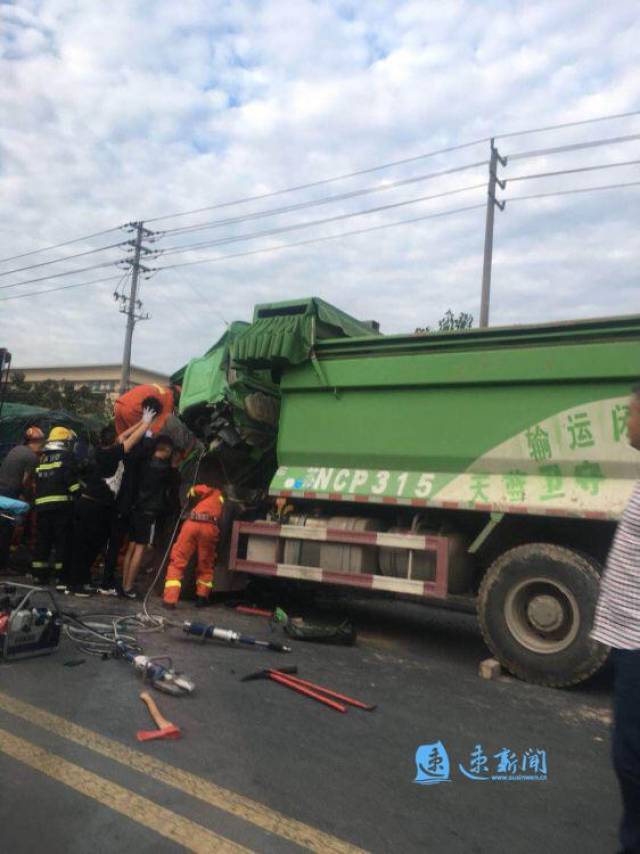 今晨宿迁两辆大货车猛烈相撞,为救援吊车,铲车全用上
