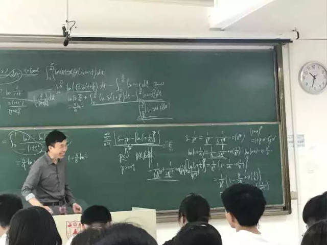 非常幽默可爱~作为各路数学家的疯狂迷笛,郭老师上课总会穿插很多数学