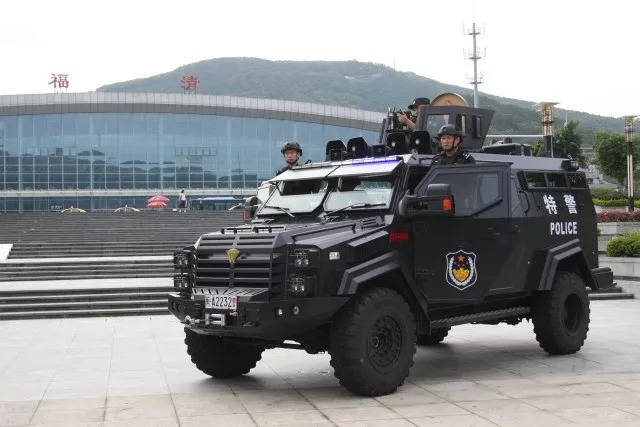 中国:"剑齿虎"特警防暴车