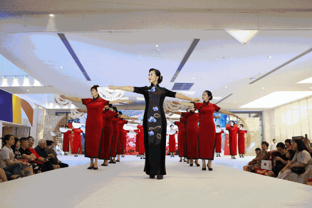 在旗缘阁创始人李群女士和旗缘阁学员们带来精彩的折扇舞中,活动正式