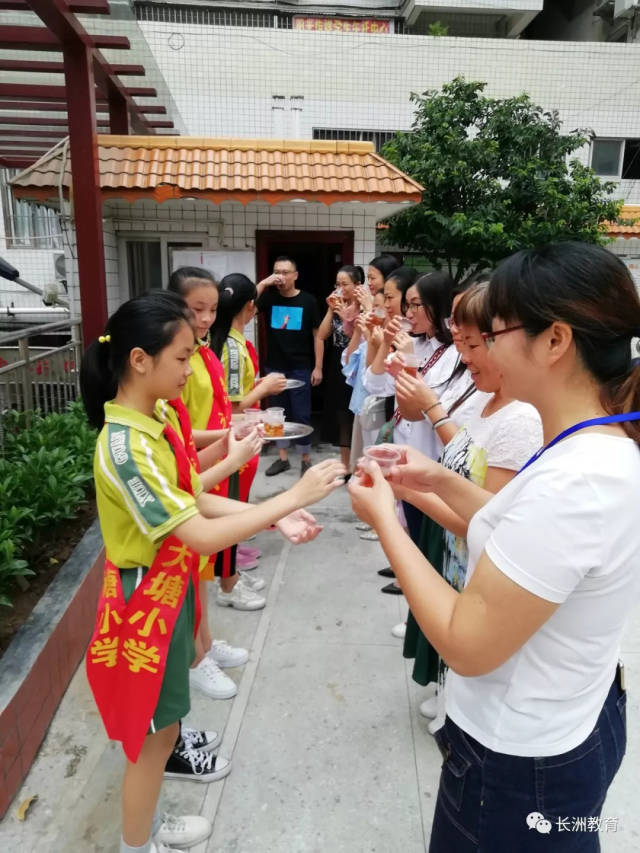 9月10日,大塘小学的少先队员代表早早来到学校,端起水杯向老师敬茶