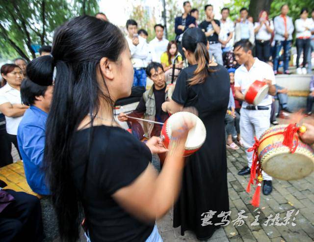 这位美女正在练习打小镲,旁边还有几个敲锣打鼓的和拉二胡的.