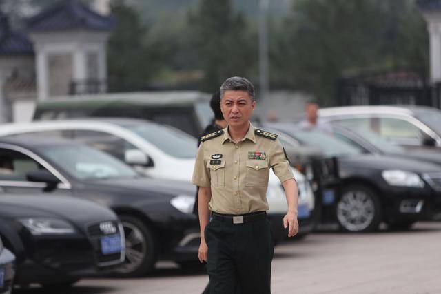 相声大师常宝华追悼会,为什么郭达,周炜会身穿军装出席哀悼呢?