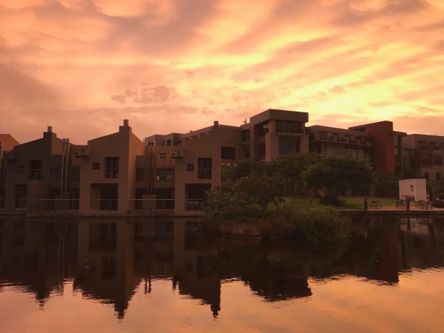 夕阳的倒影下,仿佛溪边,湖光余晖悠闲惬意,鸟儿不时置身空中,飞过漫步三河别墅肥西出售图片