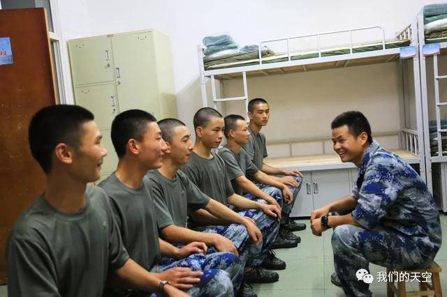 空降兵部队首批新兵抵达军营!