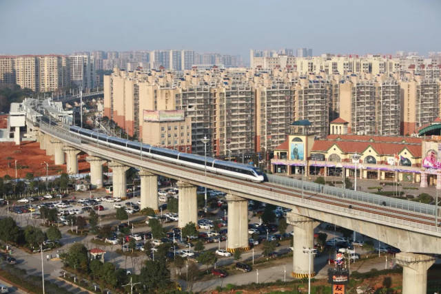 长株潭城际动车组穿行在株洲市区.