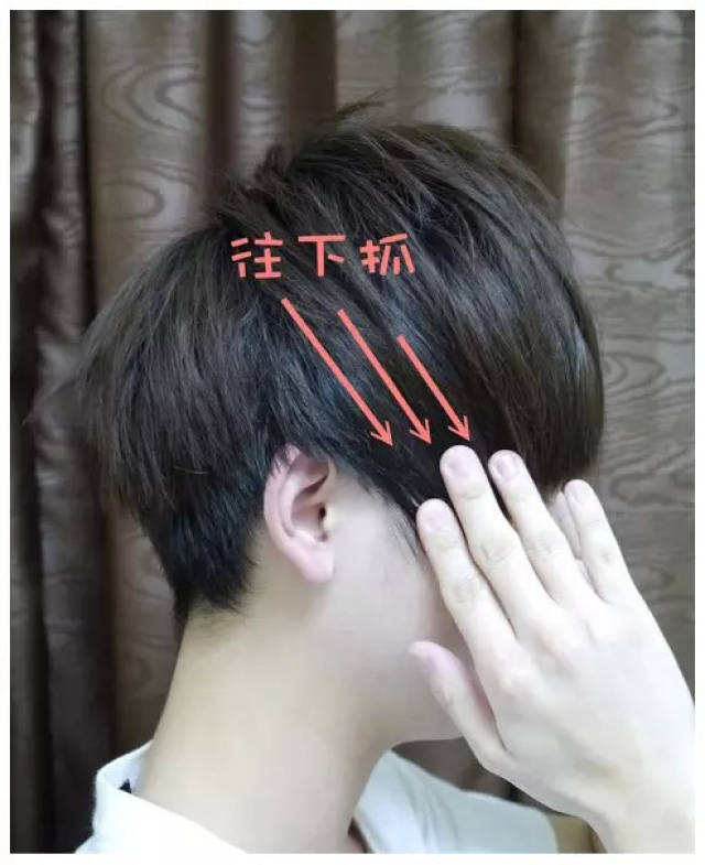 在头发的发尾旋转个1~2圈做微调,也可以把定型液喷在手指上,以旋转的