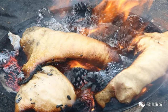 对保山火烧肉的最高评价是:再来一碗饭!