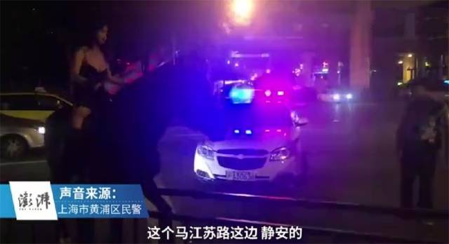 美女在市中心穿吊带衫骑马闲逛,还称:自己养的