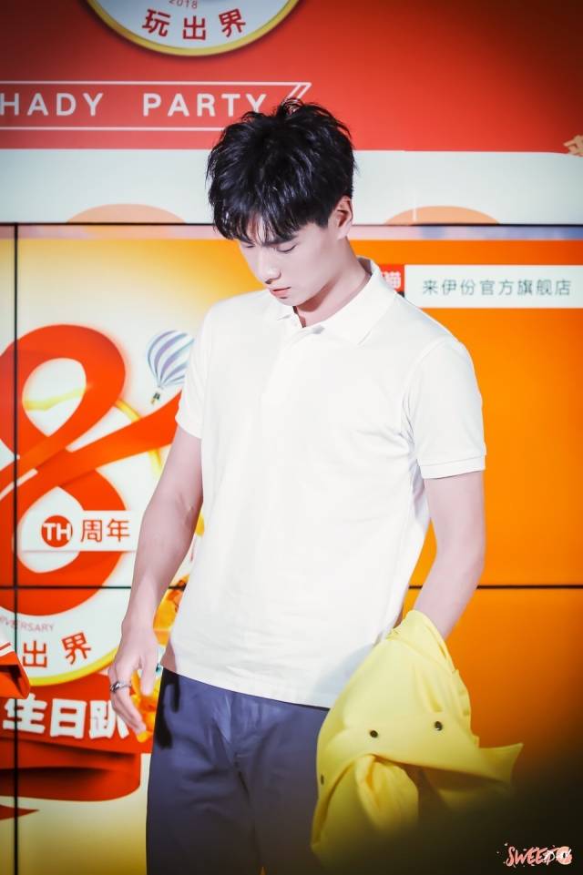 胡一天穿围裙亲自当店长 手臂有肌肉果然脱衣有料