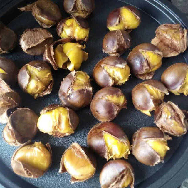 先将板栗清理干净,之后放到煮开水的锅中进行浸泡,这个时候记住等到