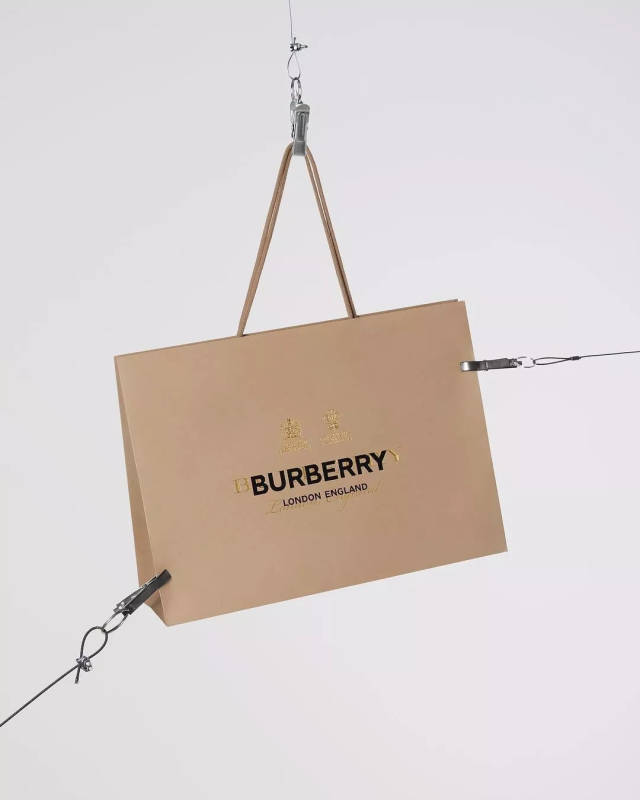 上个月,英国老牌巴宝莉(burberry)发布了新标识以及b格品牌图案,一个