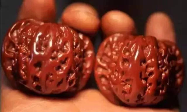 武盘,就是两个核桃和健身球一样,一直磨,有人说喜欢听核桃摩擦的声音