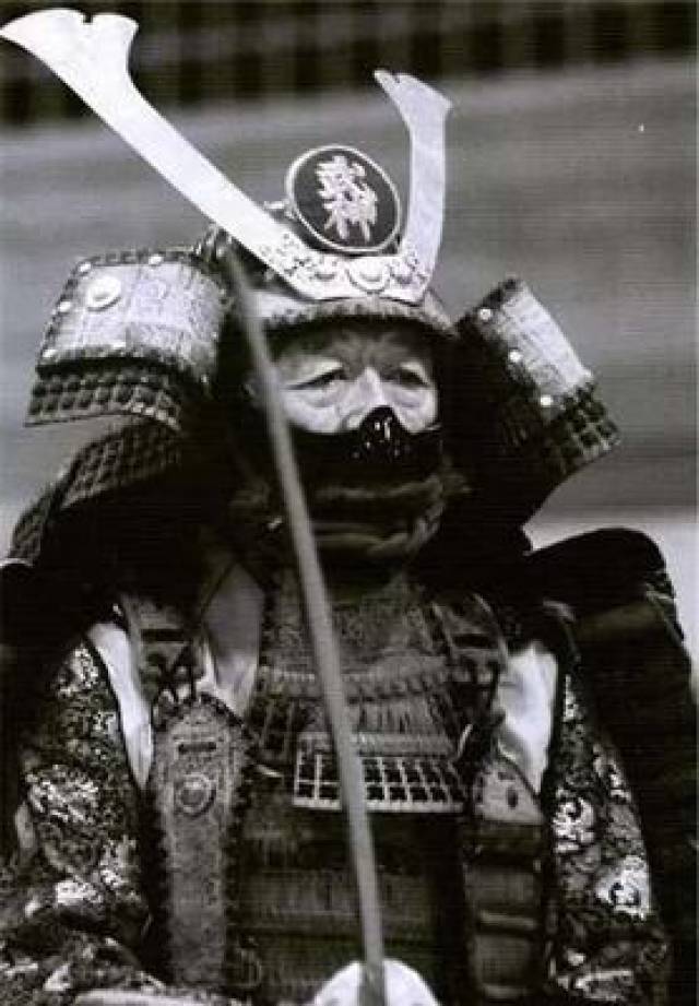 手执长刀的日本武士,看上去,还没有刀长身着藤甲的日本武士,不过这身