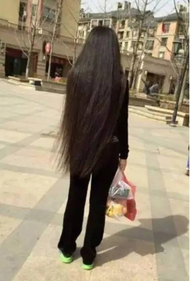 为了把头发留下了做纪念,化疗之前,李默特别把头发剪下来,编成辫子