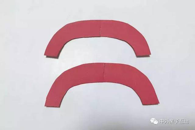本文导读 每次做手工总嫌买材料麻烦?谁说材料一定是越贵越好呢? 越来越多食品、物品选择精美的纸质包装盒,他们环保卫生,且能够回收利用。纸箱、纸盒、雪糕棍、树枝等等,都可以成为手工材料喔。 今天我们用这些平时被忽视的材料来做一些有趣可爱的手工。 大自然立体装饰画 材料:树枝、卡纸、皱纹纸、剪刀、细麻绳