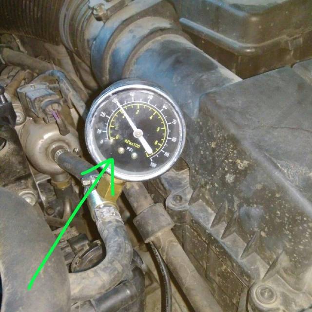 起动发动机检测油压,下图所示的是发动机怠速时的油压