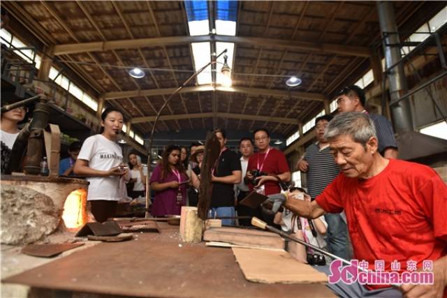 采访团走进博山西冶工坊.(摄影 徐建彬)