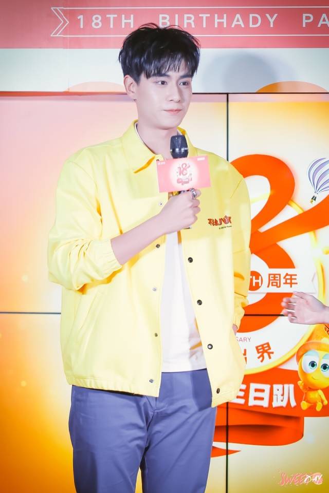 胡一天穿围裙亲自当店长 手臂有肌肉果然脱衣有料