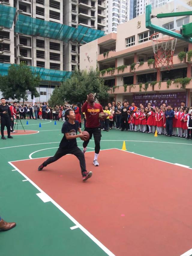 "爱只因有你"nba骑士队 兰州水车园小学行