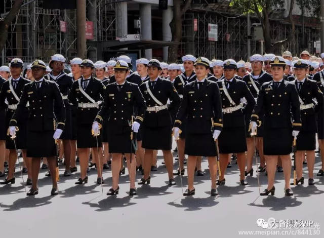 身着礼宾服饰的女兵队列,女军官手持佩剑肃立,漂亮的女兵展现了军中之