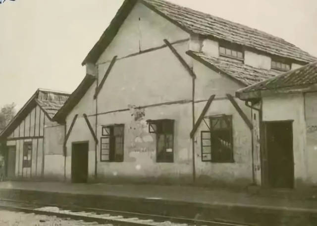 1905年,株萍铁路建设时,株洲修建的第一个火车站.