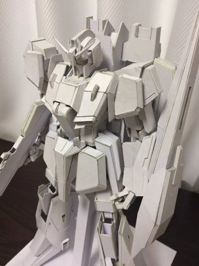 用硬纸板自制的z高达竟然还能变身飞机