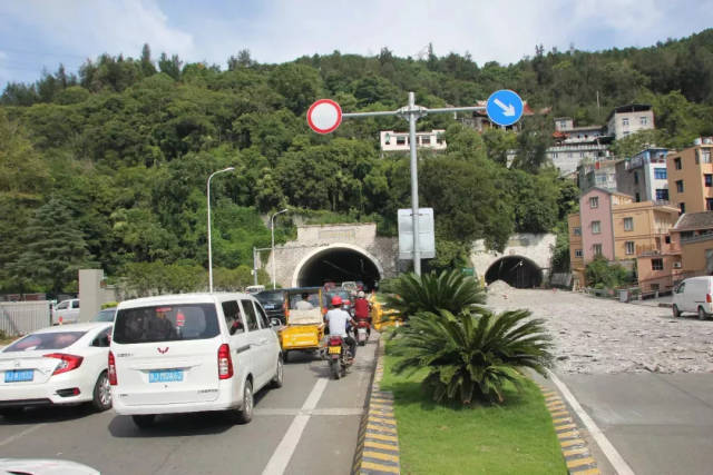 因西青岭隧道日常车流量就比较大,受施工影响后路面拥堵情况严重.