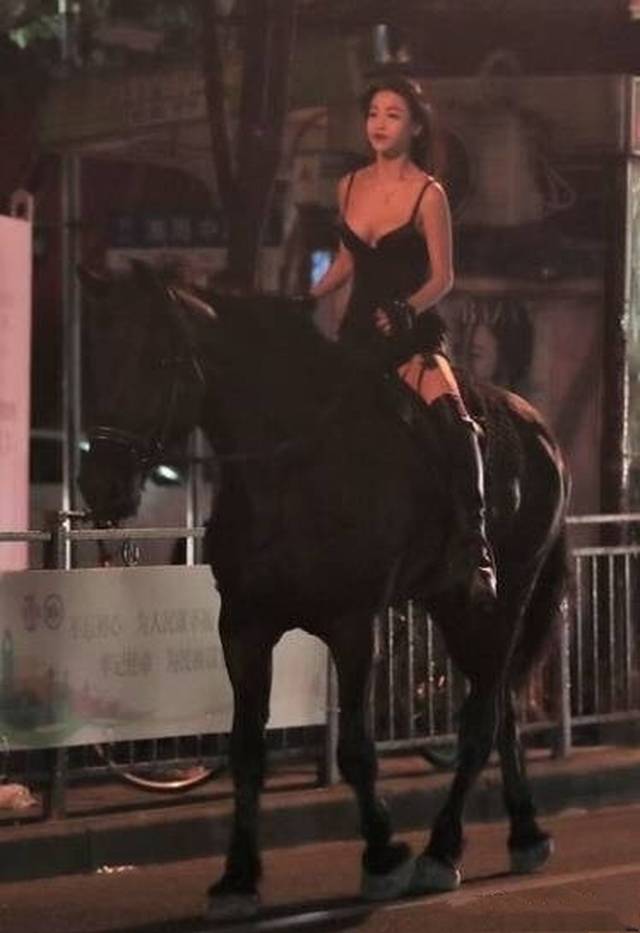 美女在市中心穿吊带衫骑马闲逛,还称:自己养的