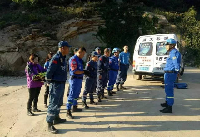 驴友登山腿部受伤,被困许屯山沟,瓦房店蓝天极速救援