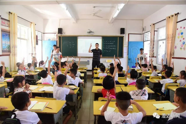 羽毛球教练员的到来立即点燃了孩子们的热情,大家纷纷踊跃举手报名