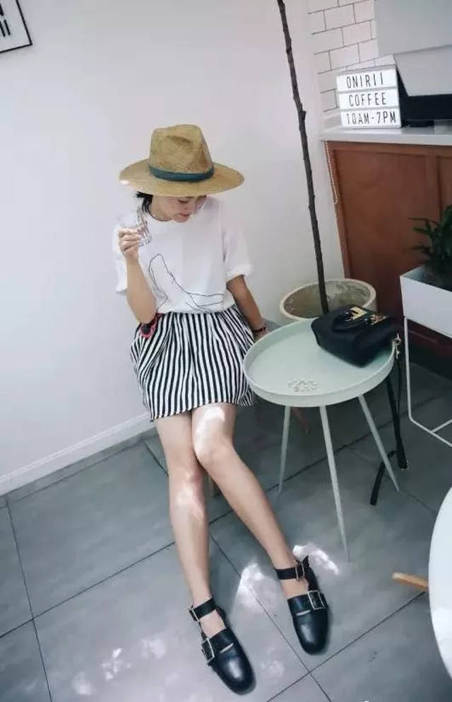 来点小心机,挡住身体较粗壮的部分,或者犹抱琵琶半遮面,挡住小瑕疵