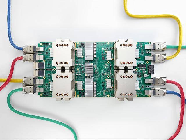 EdgeTPU新芯片和Google过往推出的TPU芯片不同。Google过往推出的第一代到第三代TPU芯片用途在资料中心,也就是云端运算的机器学习训练和推论使用,因此被称为Cloud TPU,而刚推出的新芯片则用在终端装置,也就是边缘运算的推论,也因此Gogole以Edge TPU称之。 边缘运算的推论又是什么意思呢? 什么是边缘运算与推论?根据台湾产业分析公司拓墣的描述:边缘运算可说是物联网时代下的产物,「边缘运算在传统云端与装置端的连接中间,多了一层运算层Edge 端,Edge 其实指的是靠近数据