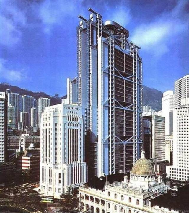 这个是香港汇丰银行,楼顶建筑宛若坦克和两门大炮,炮指中银大厦.