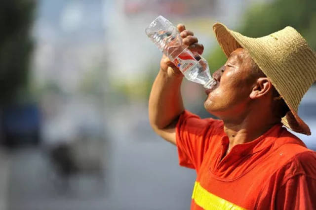 交警,建筑工人,清洁工,外卖小哥辛苦了 高温补贴必须有他们的一份 在