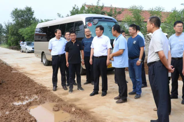 8月22日,蒙阴县副县长王锦栋带队到旧寨乡现场督导群众信访举报件办理