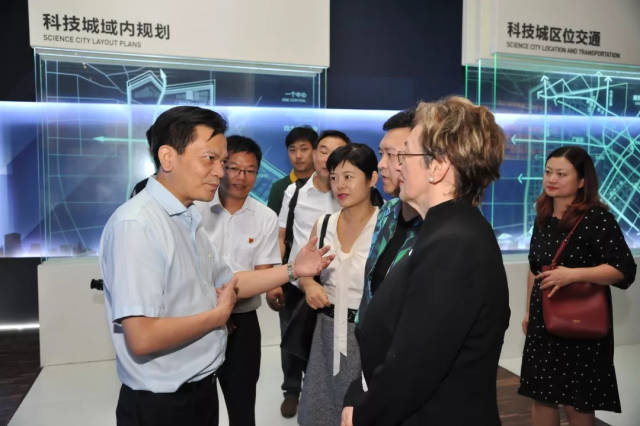 党工委书记王真,区委常委,组织部长,科技城党工委副书记钱学勤陪同