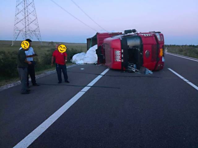 半挂车在高速公路突然翻车,驾驶员原来在干这事