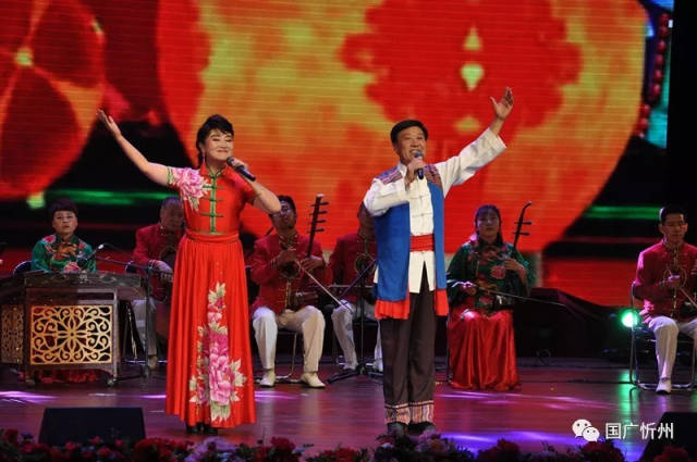 河曲晚上的二人台表演,现场红火,热闹非凡.