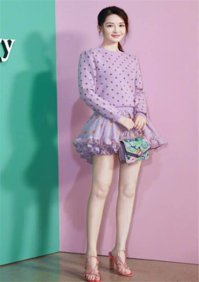 李沁豁出去了!穿"肚兜裙"秀奶白后背,网友:比18岁少女