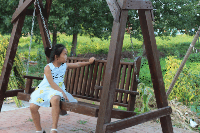 每条街道都摆放着长椅,还有秋千,老人们还有小孩可以在这里休息和玩耍