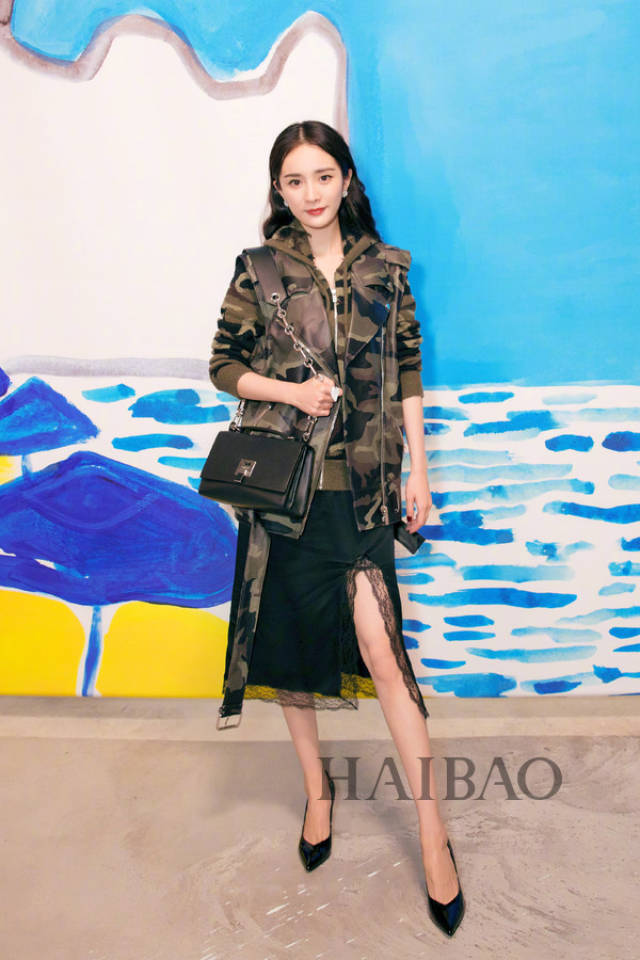 杨幂现身2019春夏纽约时装周迈克高仕 (michael kors) 秀场