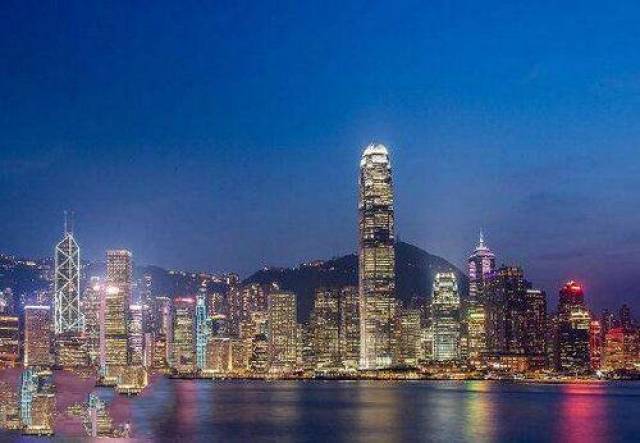 3,维多利亚港:这里被称为世界三大夜景之一,无敌的海景加上夜景成为了